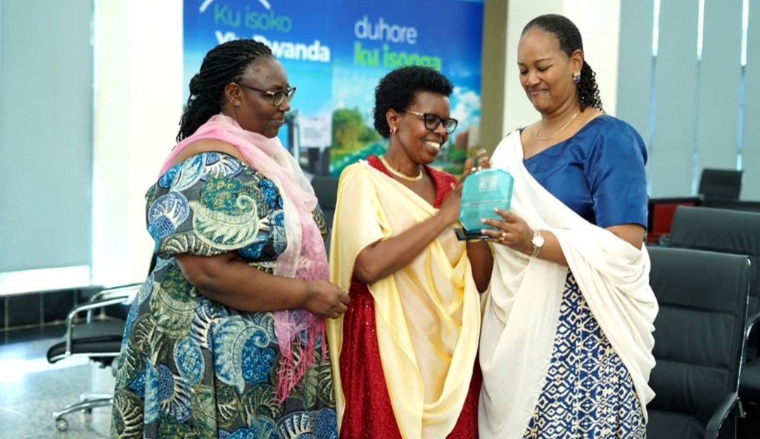 Me Alice Gasengayire reçoit le Prix Résilience des mains de Mesdames Séraphine Mukantabana et Lydia Umupfasoni, Présidente de la Fondation